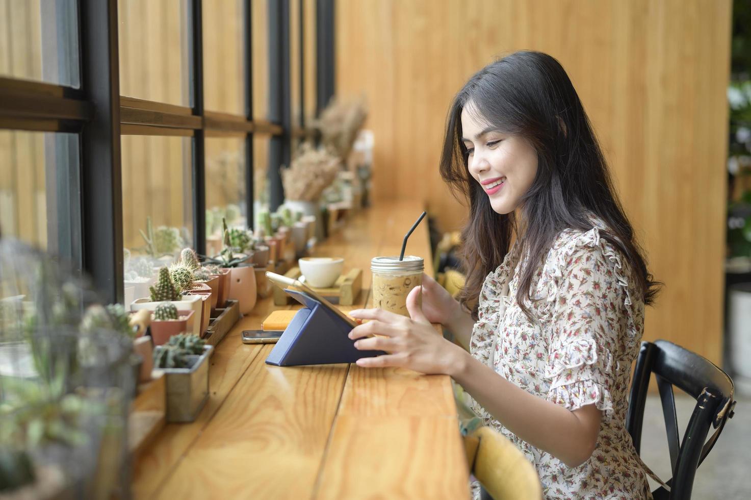 eine junge schöne frau arbeitet im café foto