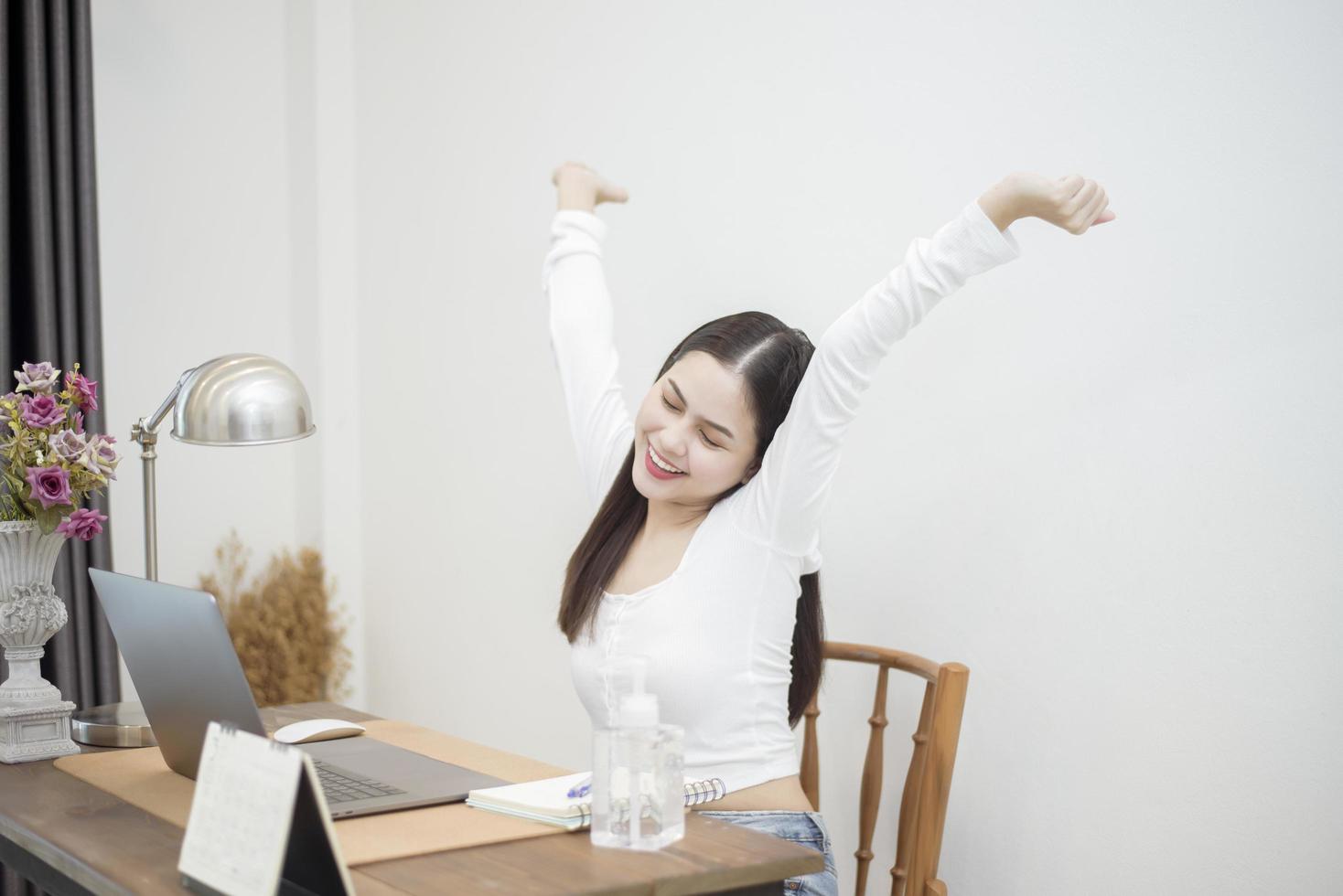 schöne frau arbeitet von zu hause foto