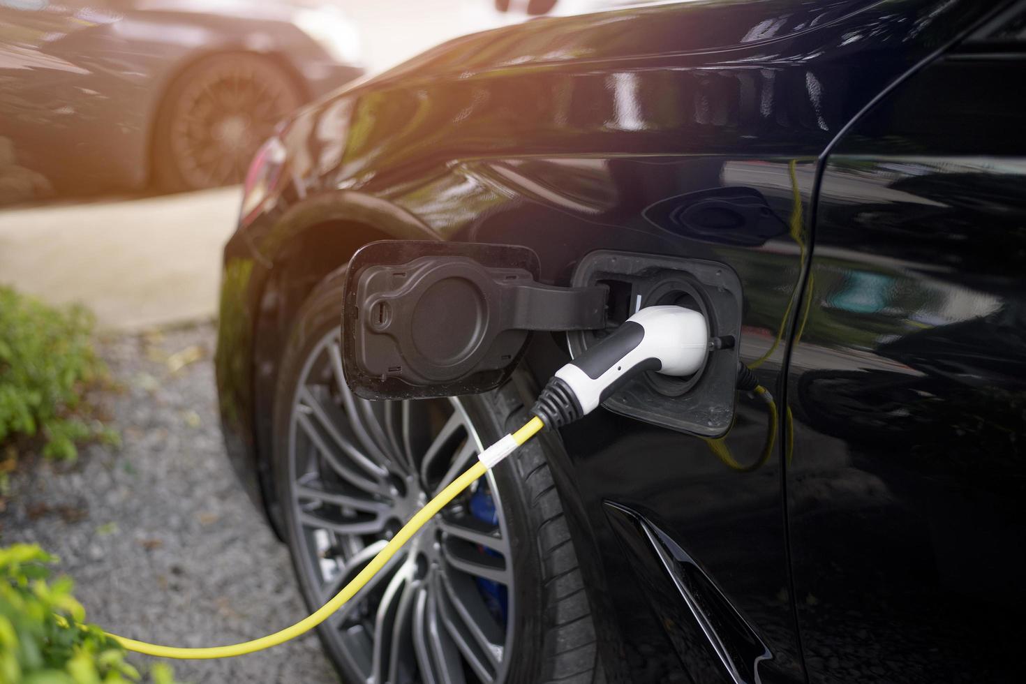 Nahaufnahme modernes Auto füllt elektrischen Kraftstoff nach foto