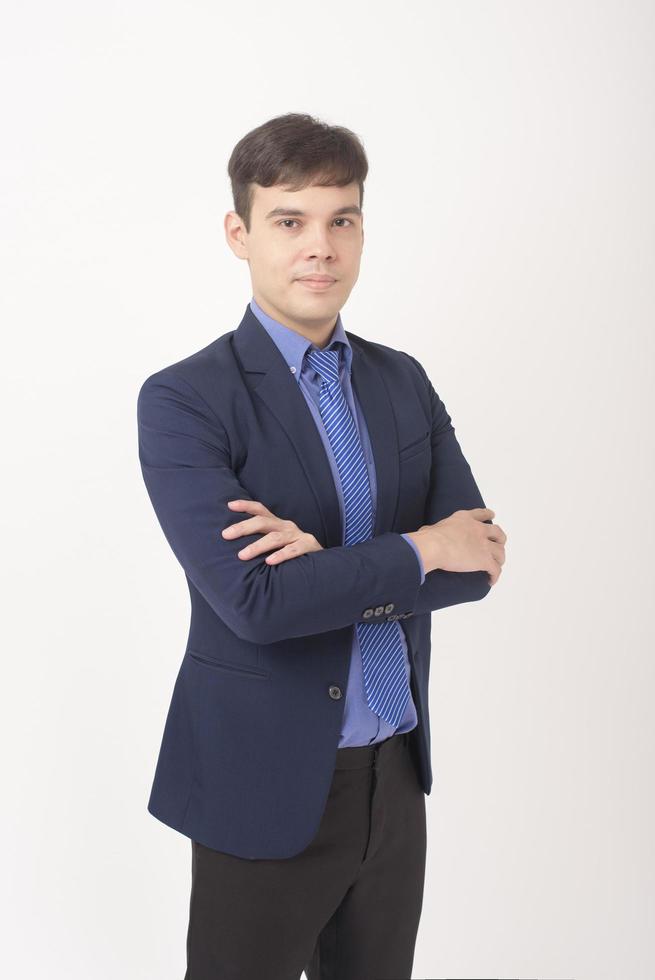 Porträt des jungen Geschäftsmannes ist auf weißem Hintergrundstudio, Geschäftskonzept foto