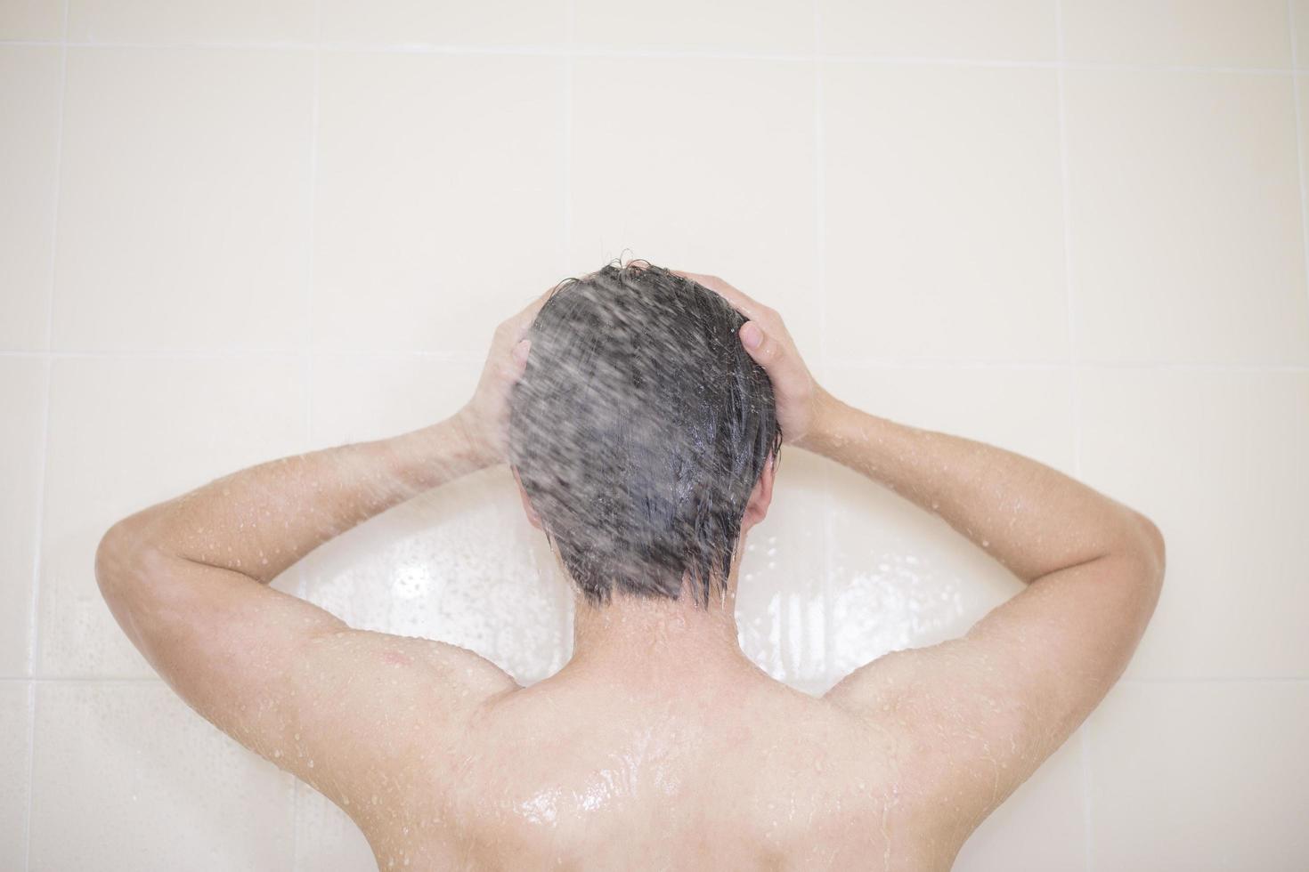 ein Mann duscht foto