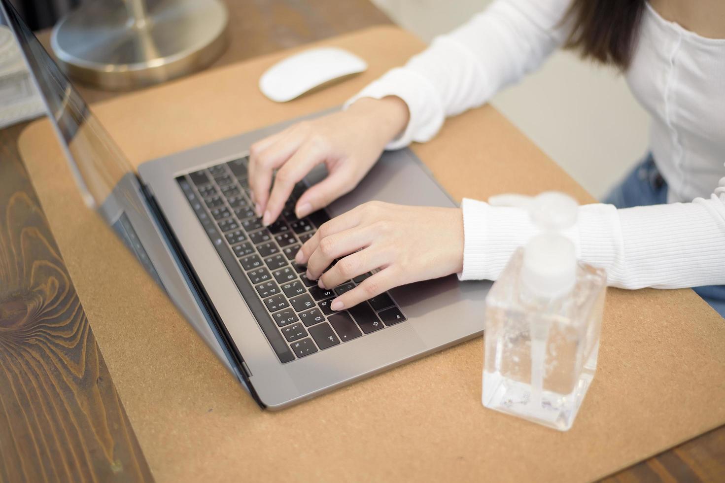 schöne frau arbeitet von zu hause foto