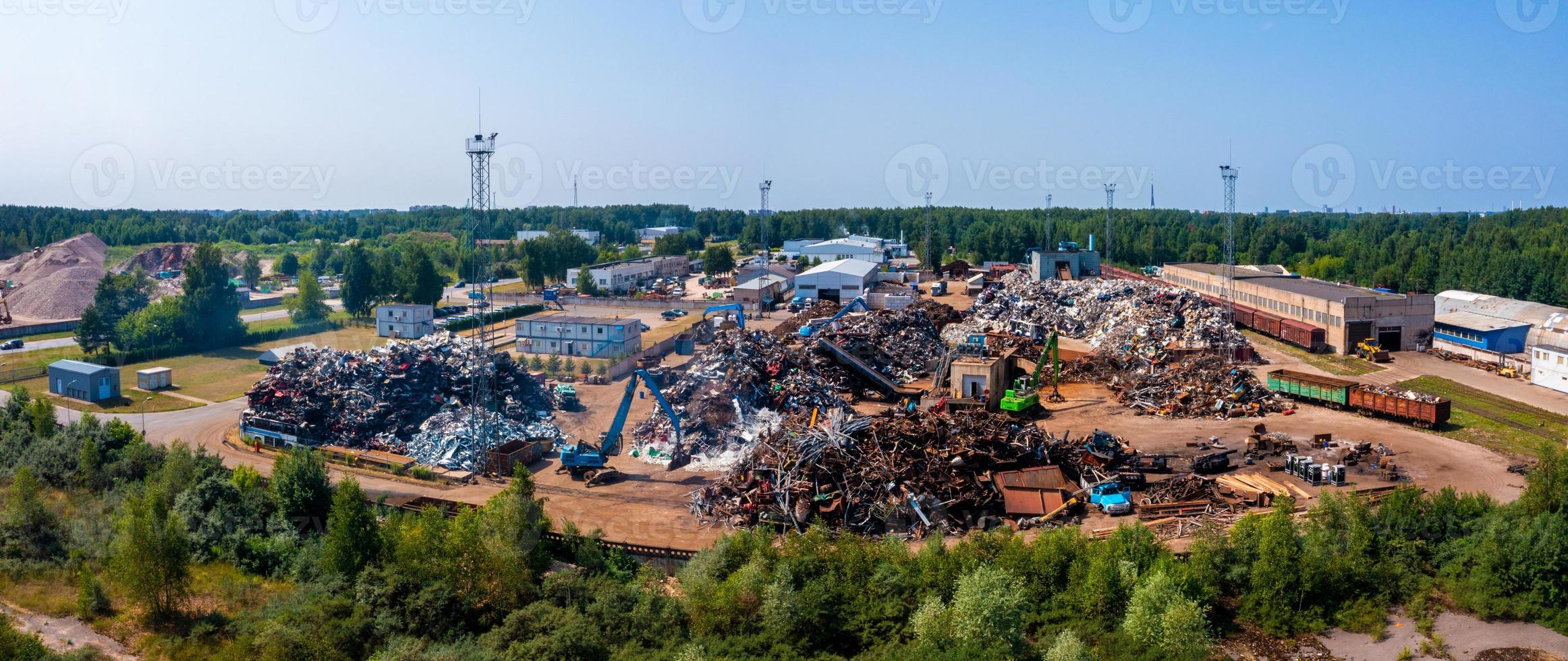 alte beschädigte Autos auf dem Schrottplatz warten auf Recycling foto