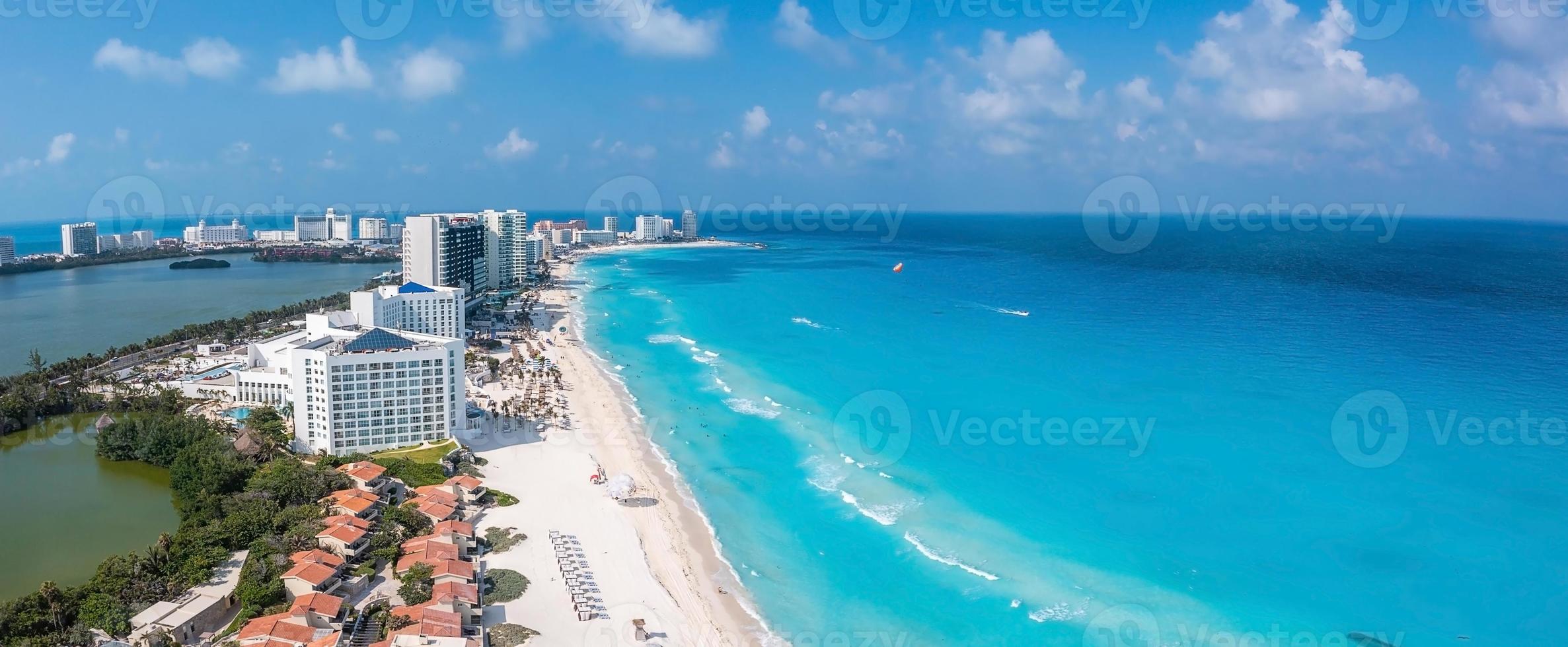 Luftaufnahme der Luxushotels in Cancun foto