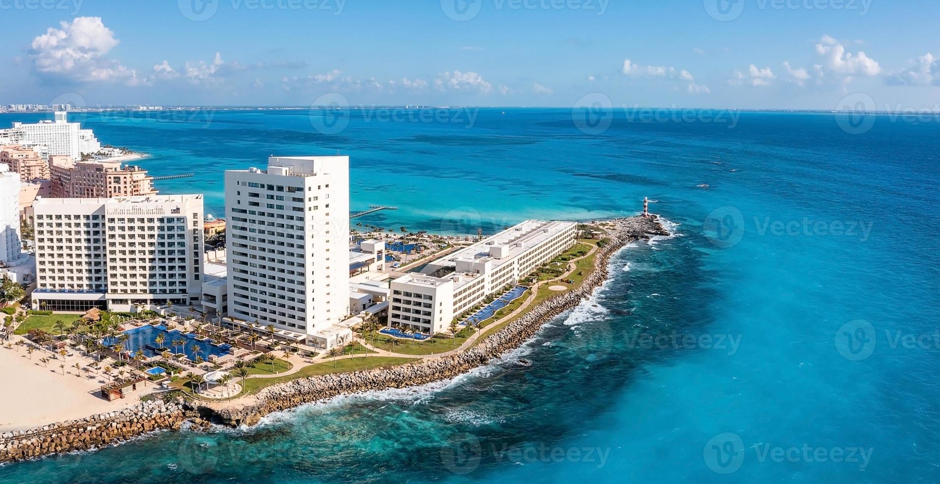 Luxushotel mit Infinity-Pool und Palmen drumherum. foto