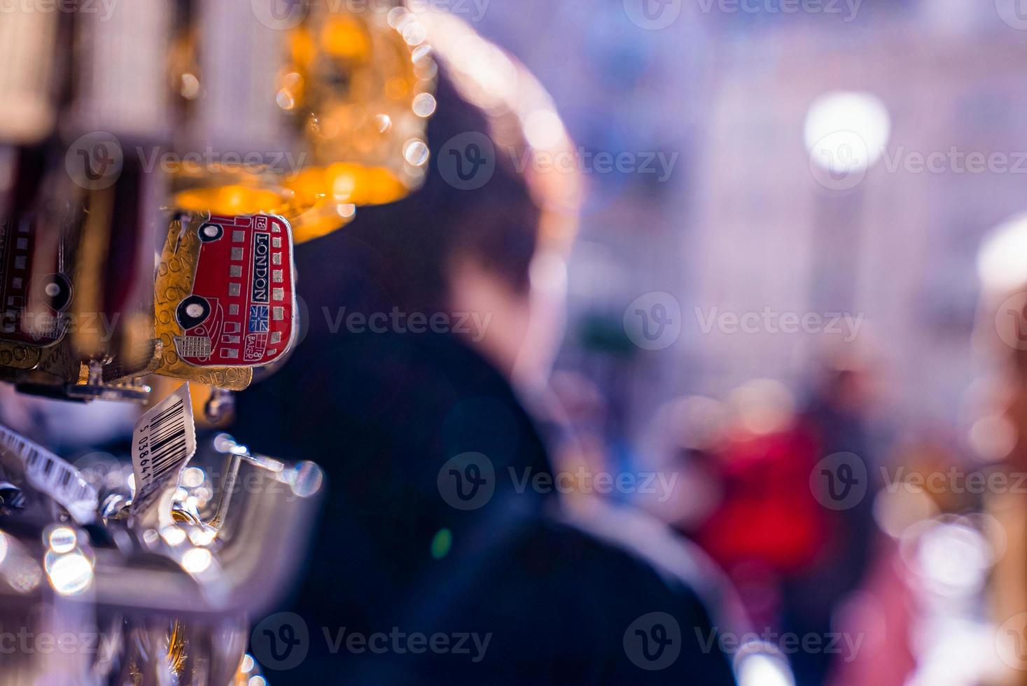 Souvenirs von London hängen im Souvenirladen. foto