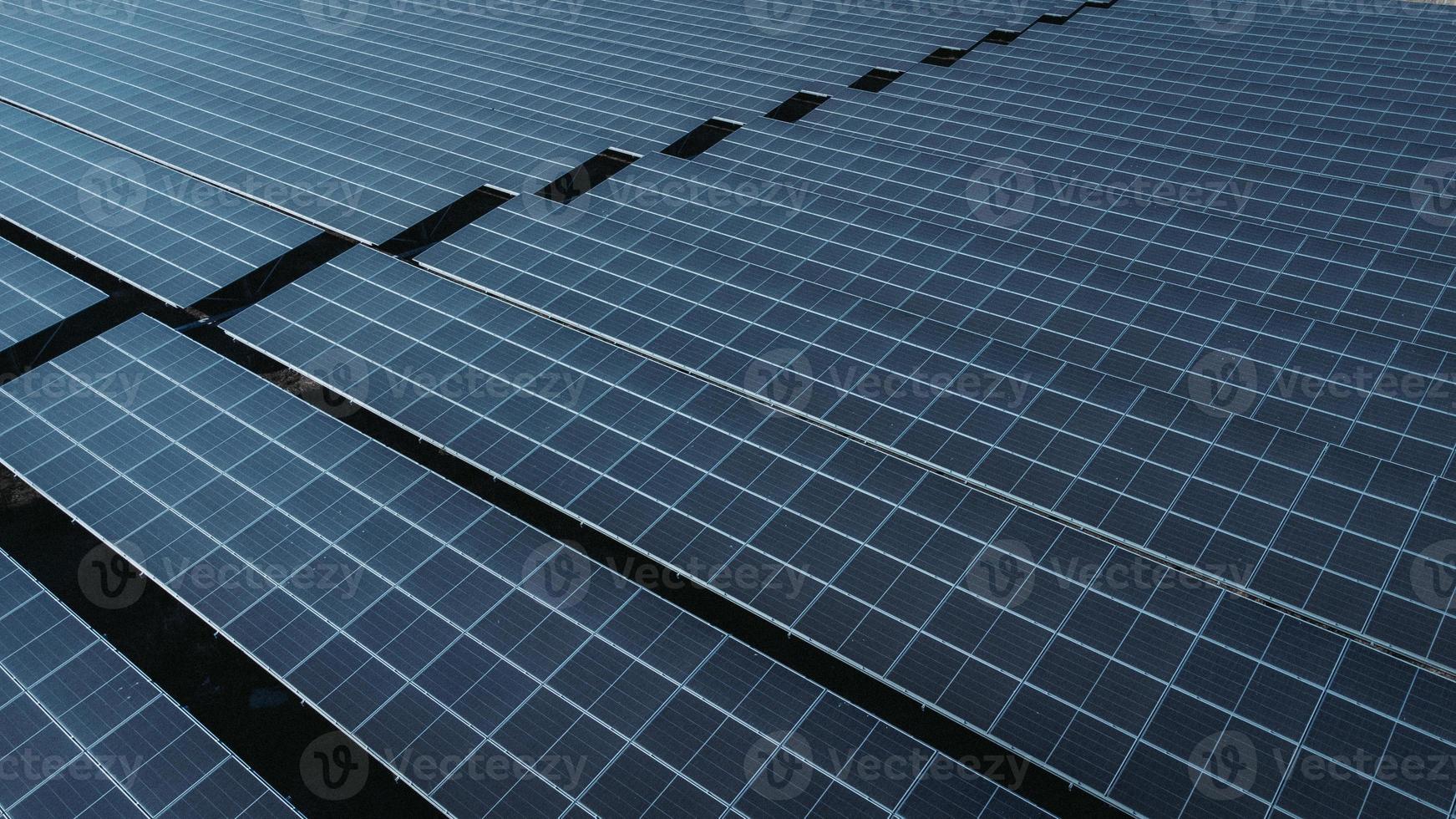 Solarzelle im Solarpark. Konzept der nachhaltigen grünen Energie durch Erzeugung von Energie aus Sonnenlicht. foto