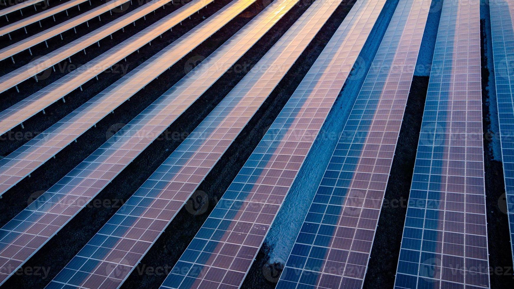 Solarzelle im Solarpark. Konzept der nachhaltigen grünen Energie durch Erzeugung von Energie aus Sonnenlicht. foto