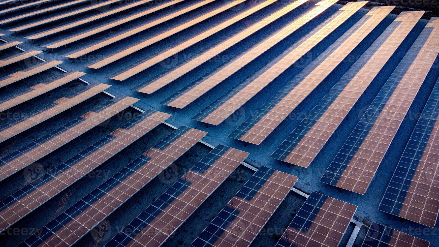 Solarzelle im Solarpark. Konzept der nachhaltigen grünen Energie durch Erzeugung von Energie aus Sonnenlicht. foto