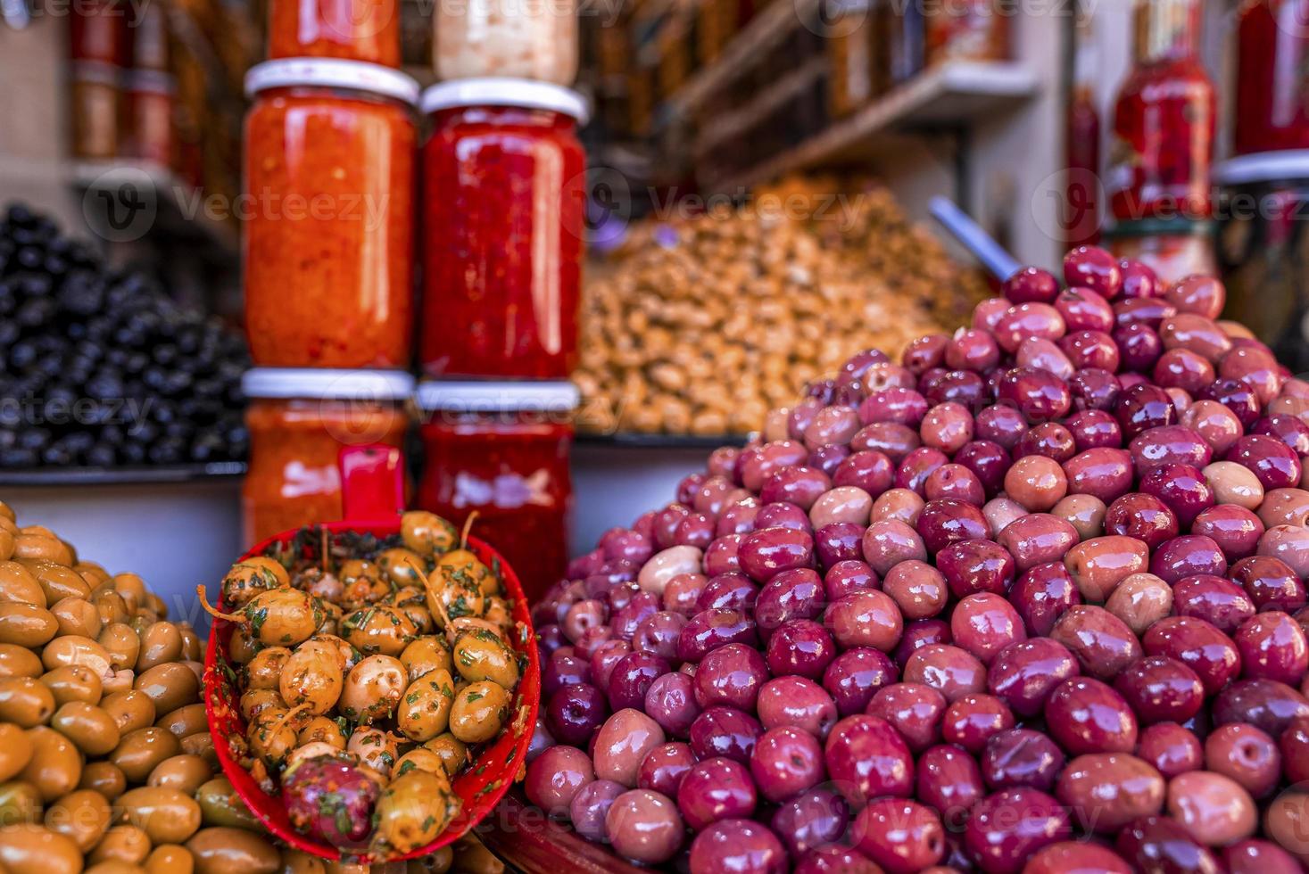 verschiedene Olivensorten zum Verkauf im örtlichen Lebensmittelladen oder auf dem Basar foto