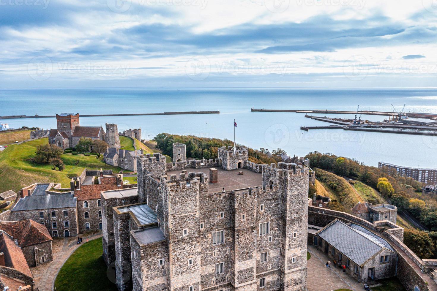 Luftaufnahme der Burg von Dover. die ikonischste aller englischen Festungen. foto