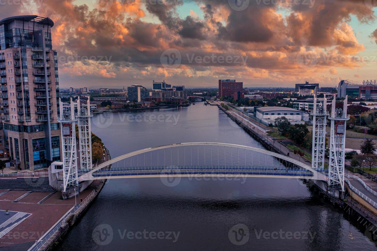 Luftaufnahme der Medienstadt Großbritannien ist am Ufer des Manchester in der Abenddämmerung foto