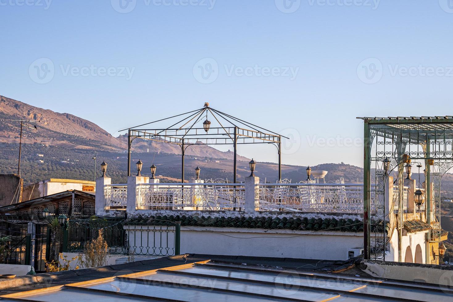 Open-Air-Dachrestaurant und Berglandschaft gegen Himmel foto