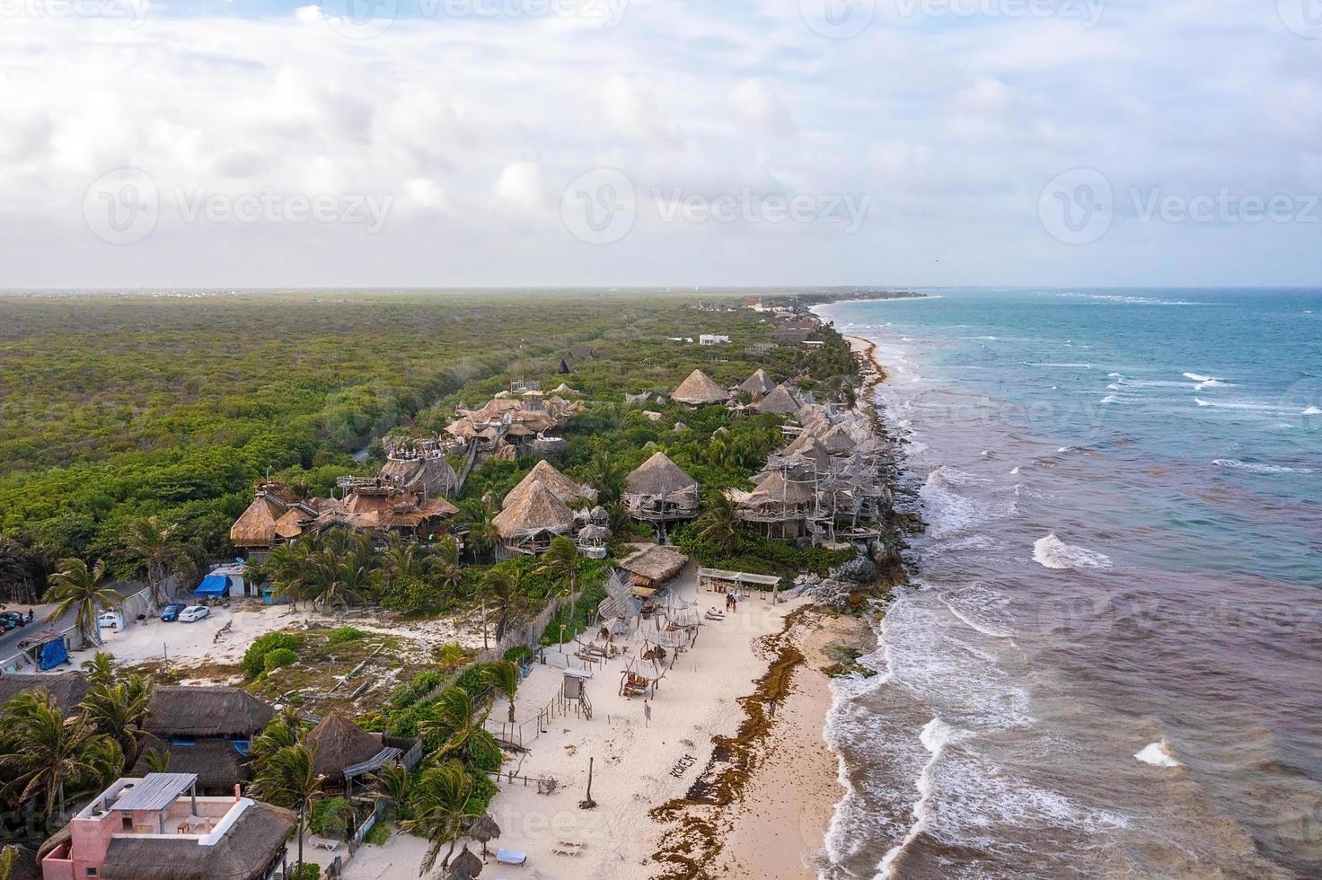 luftaufnahme des luxushotels azulik in tulum. foto