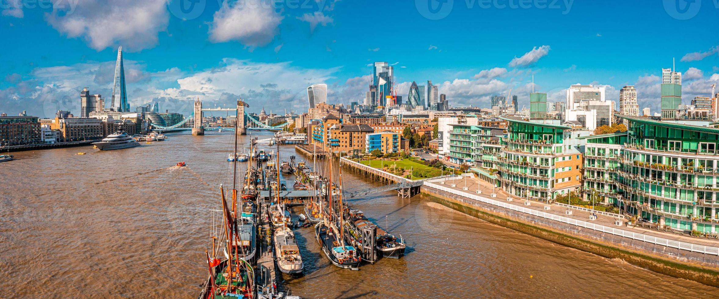 Panorama-Stadtansicht aus der Luft auf die London Tower Bridge foto