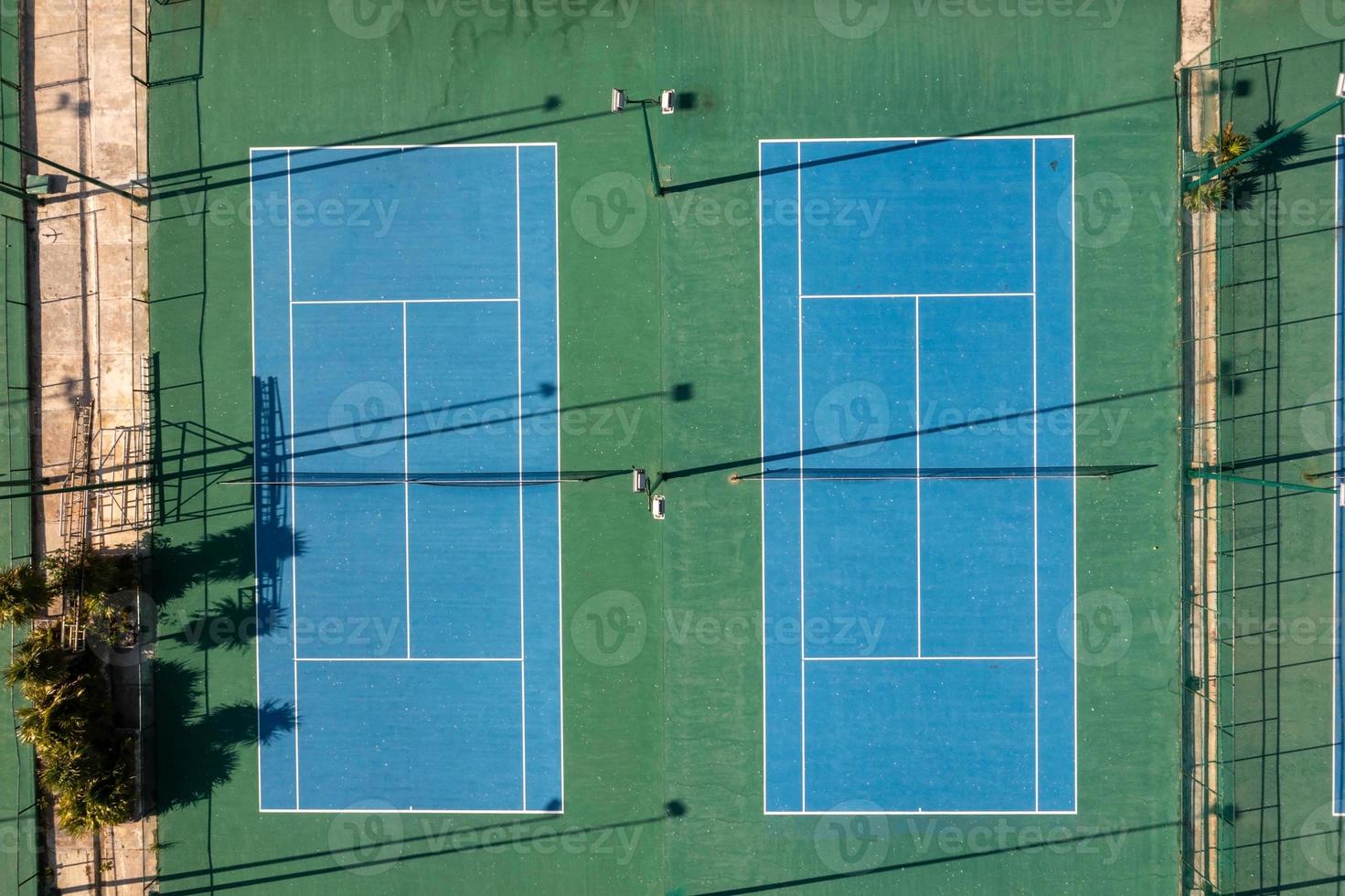 Luftaufnahme von 2 blauen Tennisplätzen. foto