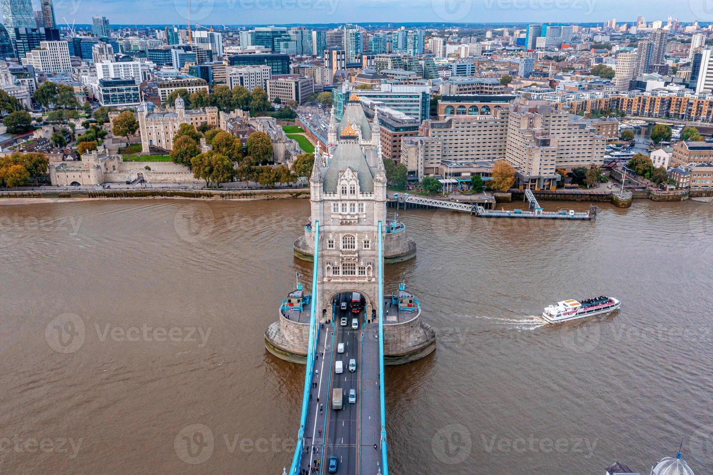 Panorama-Sonnenuntergang aus der Luft auf die London Tower Bridge und die Themse foto