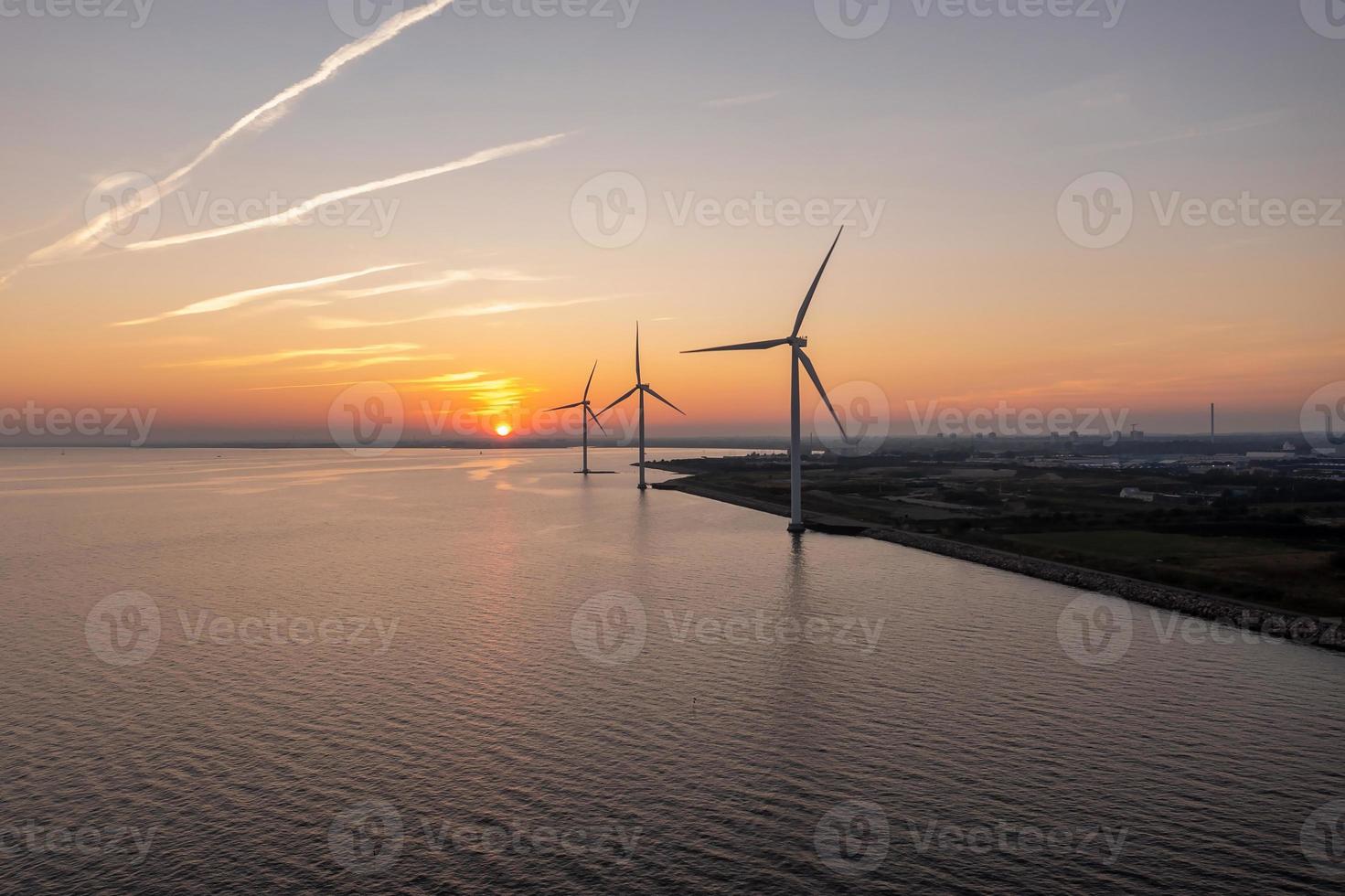 Luftaufnahme der Windkraftanlagen. Ökologische Energieerzeugung aus Ökostrom. Windpark Öko-Feld. Offshore- und Onshore-Windmühlenpark grüne Energie auf See foto