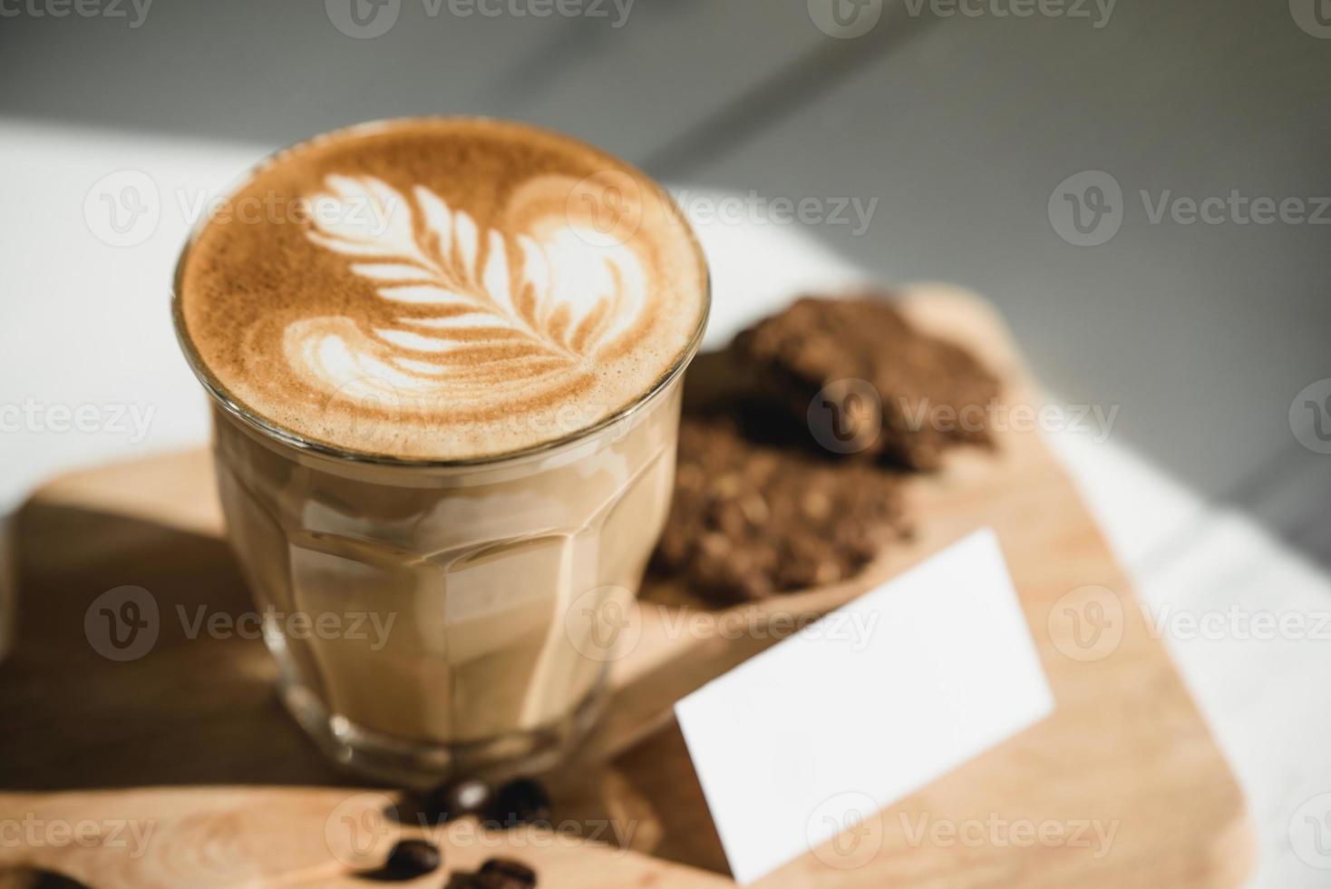frisch gebrühter Cappuccino Kaffee mit Latte Art trinkfertig foto
