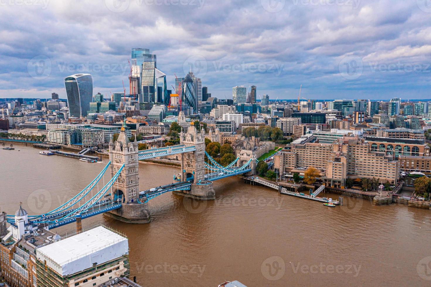 Panorama-Sonnenuntergang aus der Luft auf die London Tower Bridge und die Themse foto