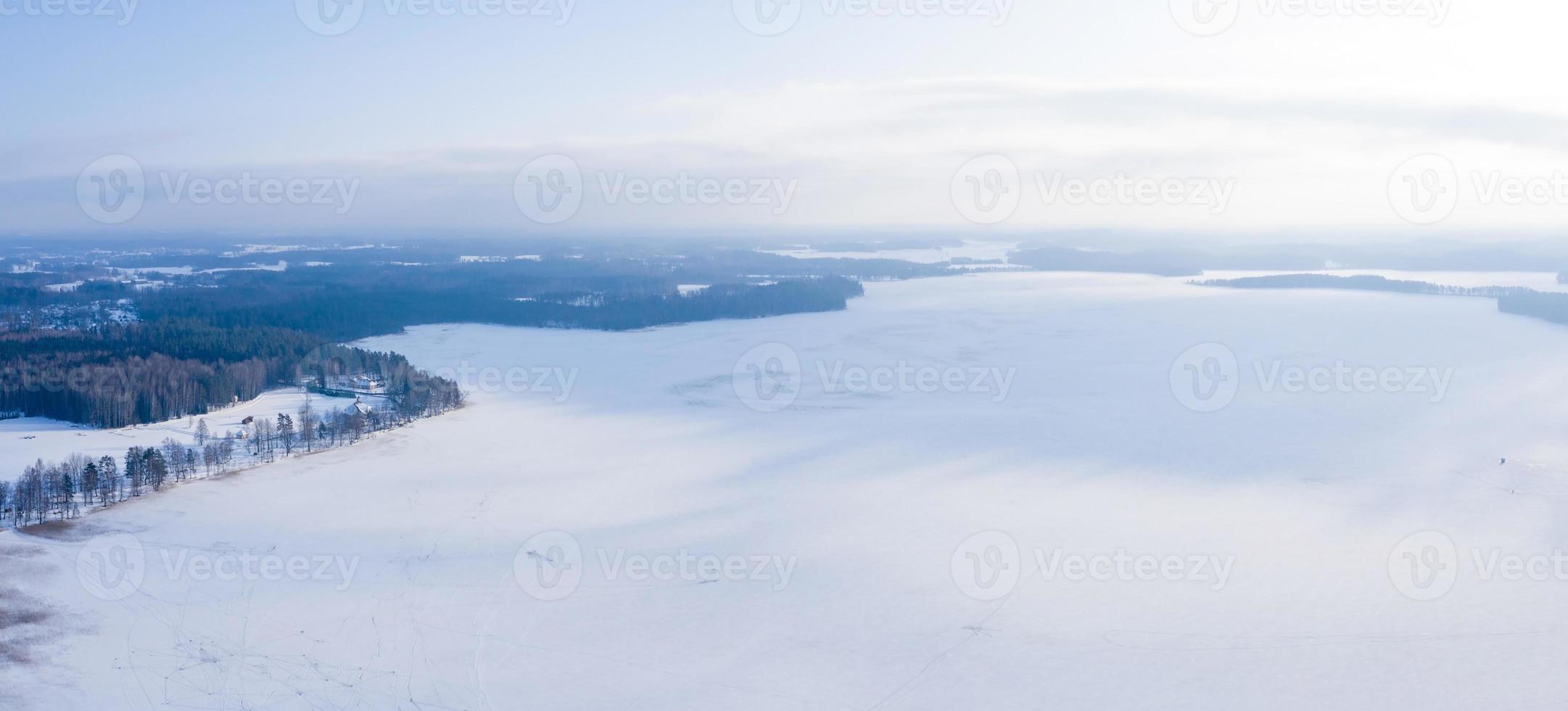 Luftaufnahme der Winterlandschaft, Panorama des zugefrorenen Sees mitten im Wald. Winter Wunderland. foto