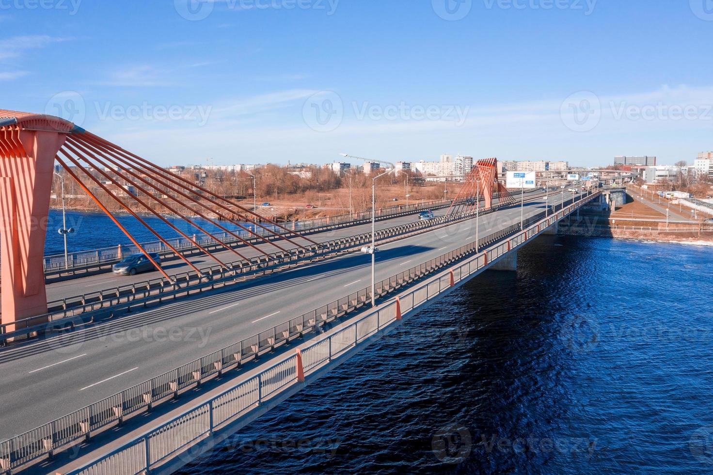 Luftaufnahme der Südbrücke über den Fluss Daugava in Lettland mit einem Eis geformten Mustern, die im Fluss schwimmen. foto