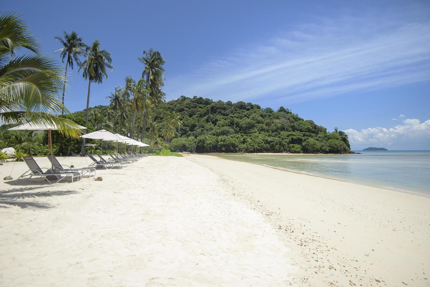 schöne Aussichtslandschaft mit Liegestühlen am tropischen Strand, dem smaragdgrünen Meer und weißem Sand gegen den blauen Himmel, Maya Bay auf der Insel Phi Phi, Thailand? foto