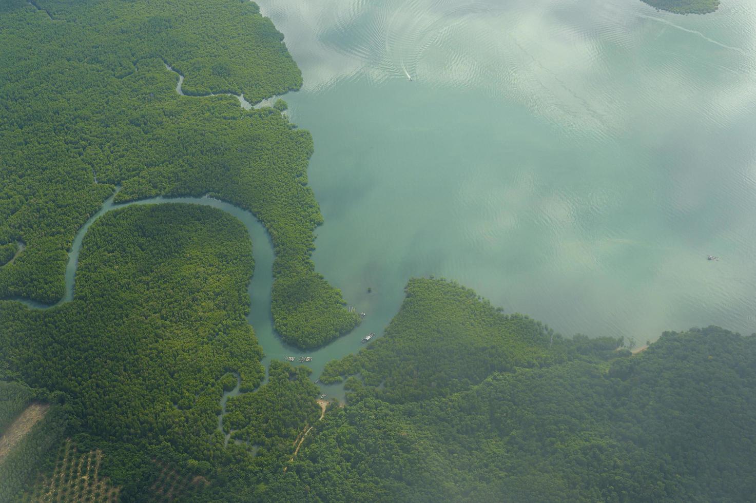 Luftbildfoto vom Flugzeug der tropischen Insel und des türkisfarbenen klaren Ozeans. foto