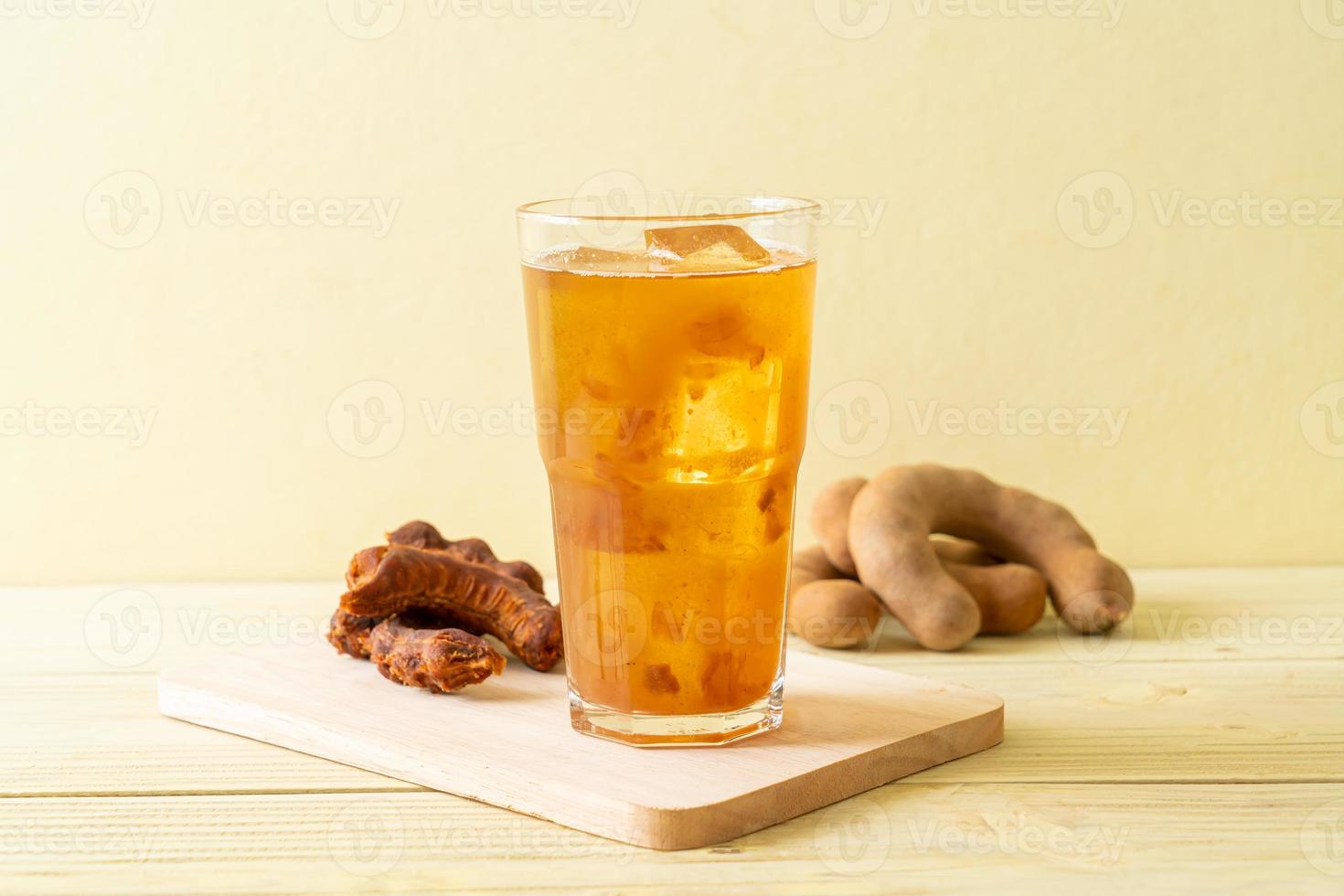 leckeres süßes Getränk Tamarindensaft und Eiswürfel foto