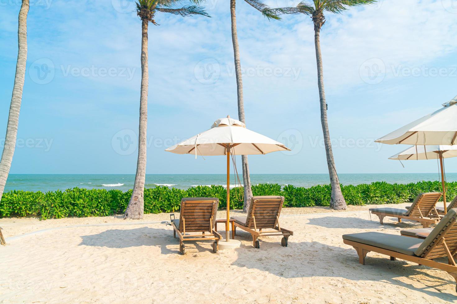 Regenschirm mit Strandkorb und Ozean-Meer-Hintergrund foto