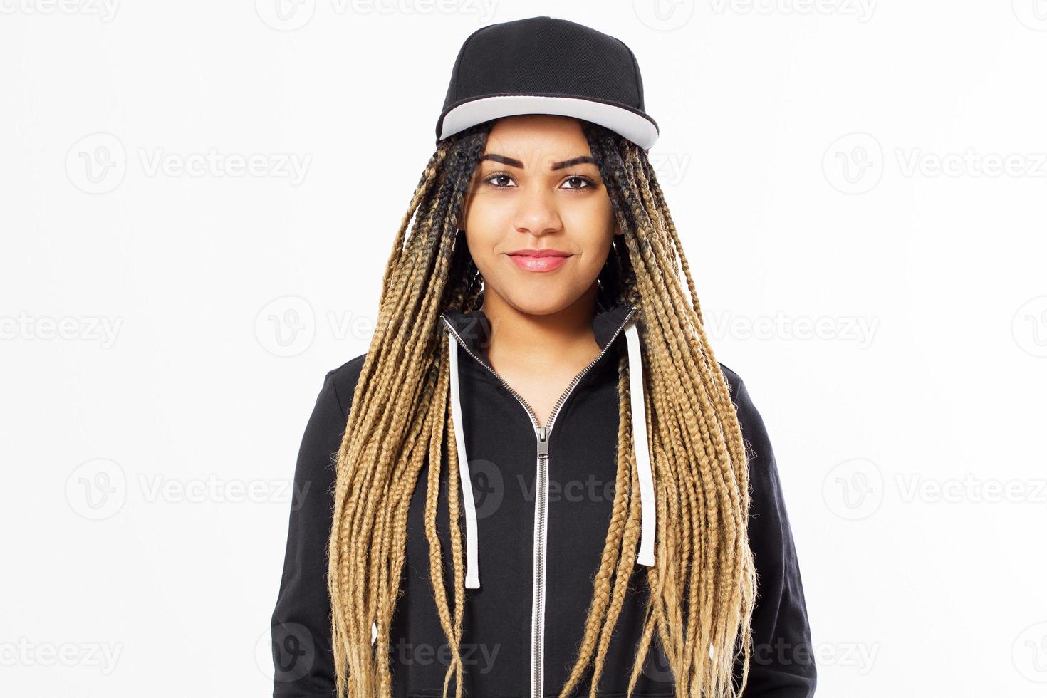 Schwarze Frau mit Dreadlocks in einer leeren Baseballmütze und einem Hoodie ist auf weißem Hintergrund foto