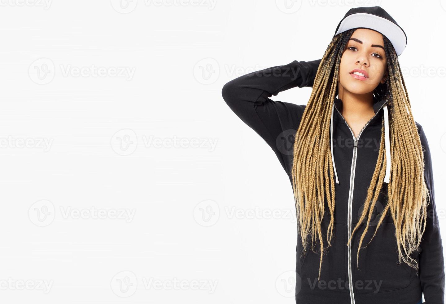 junge glückliche Afroamerikanerin mit Dreadlocks-Haaren und leerer Mütze im Hoodie - Mock-up foto