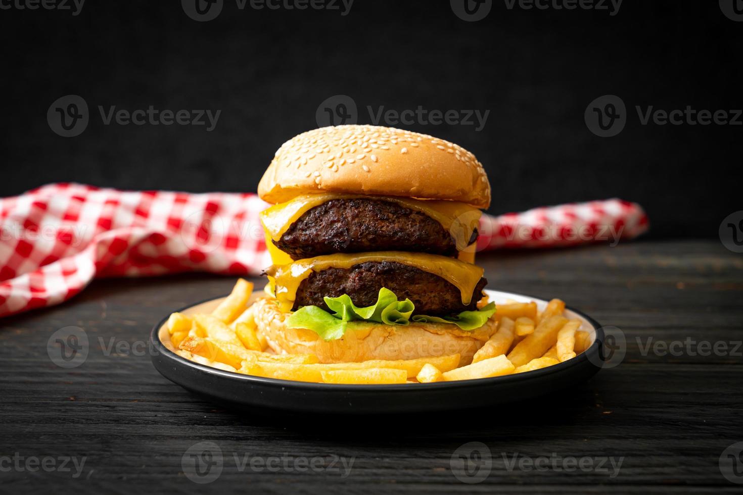 Hamburger oder Beefburger mit Käse und Pommes frites foto