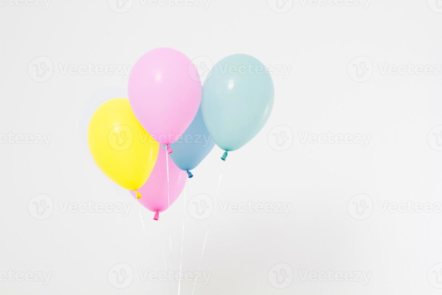 bunter Partyballonhintergrund. isoliert auf weiß. Platz kopieren foto