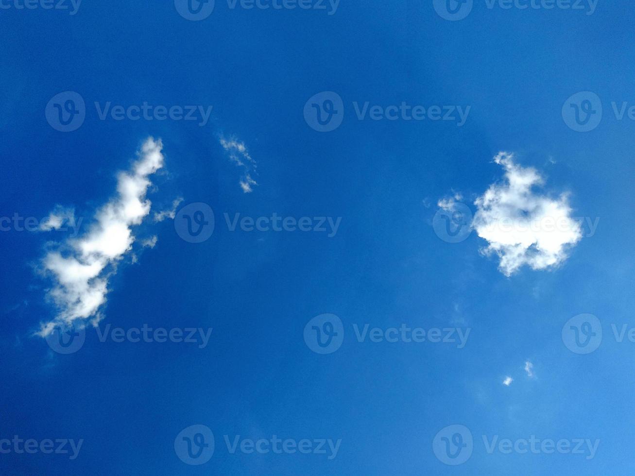 blauer Himmel mit Wolkenhintergrund. selektiver Fokus. Platz kopieren foto