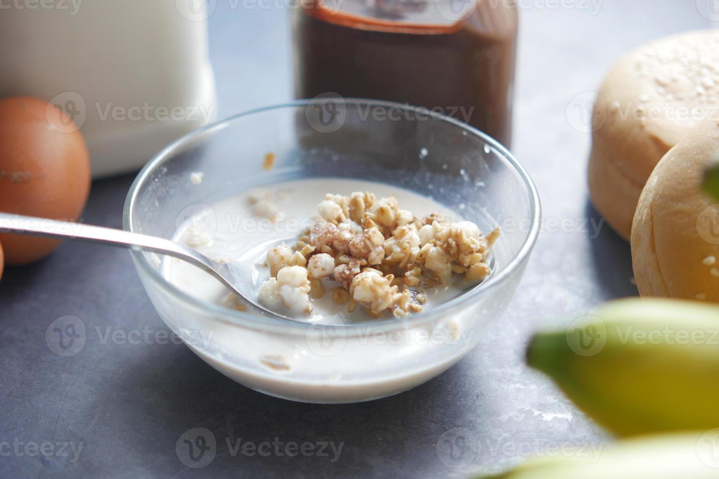 Müsli Schokoladengeschmack Müslifrühstück in der Schüssel foto