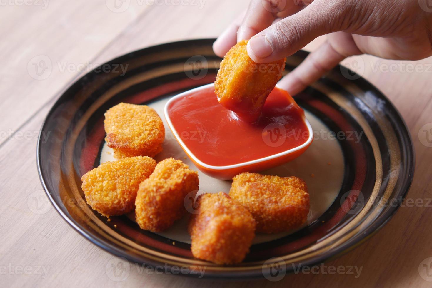 Nahaufnahme von Chicken Nugget und Sauce auf dem Tisch foto