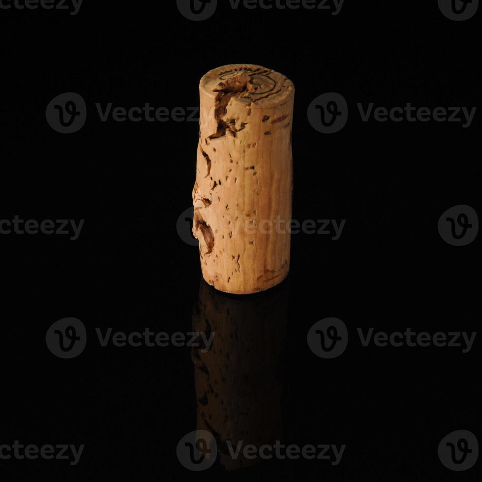 ein alter Weinkorken auf schwarzem Hintergrund mit Reflexion foto