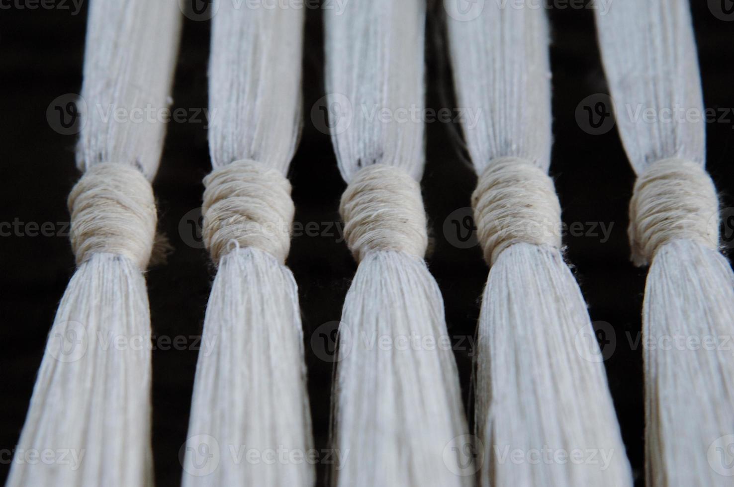 subtile Seidenweberei und Garnnahaufnahme. weiße Baumwollfaser foto