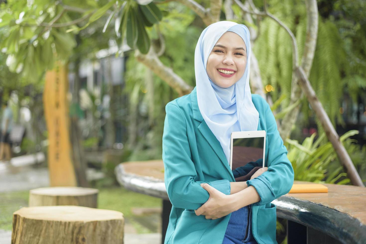 Muslimische Frau mit Hijab arbeitet mit Laptop im Café? foto