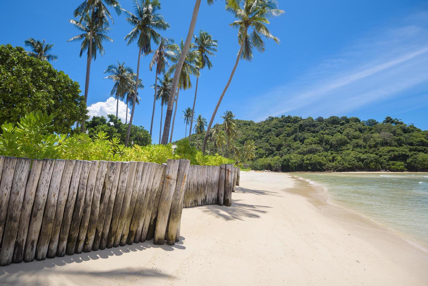 Schöne Aussichtslandschaft mit tropischem Strand, smaragdgrünem Meer und weißem Sand gegen blauen Himmel, Maya-Bucht auf der Insel Phi Phi, Thailand? foto