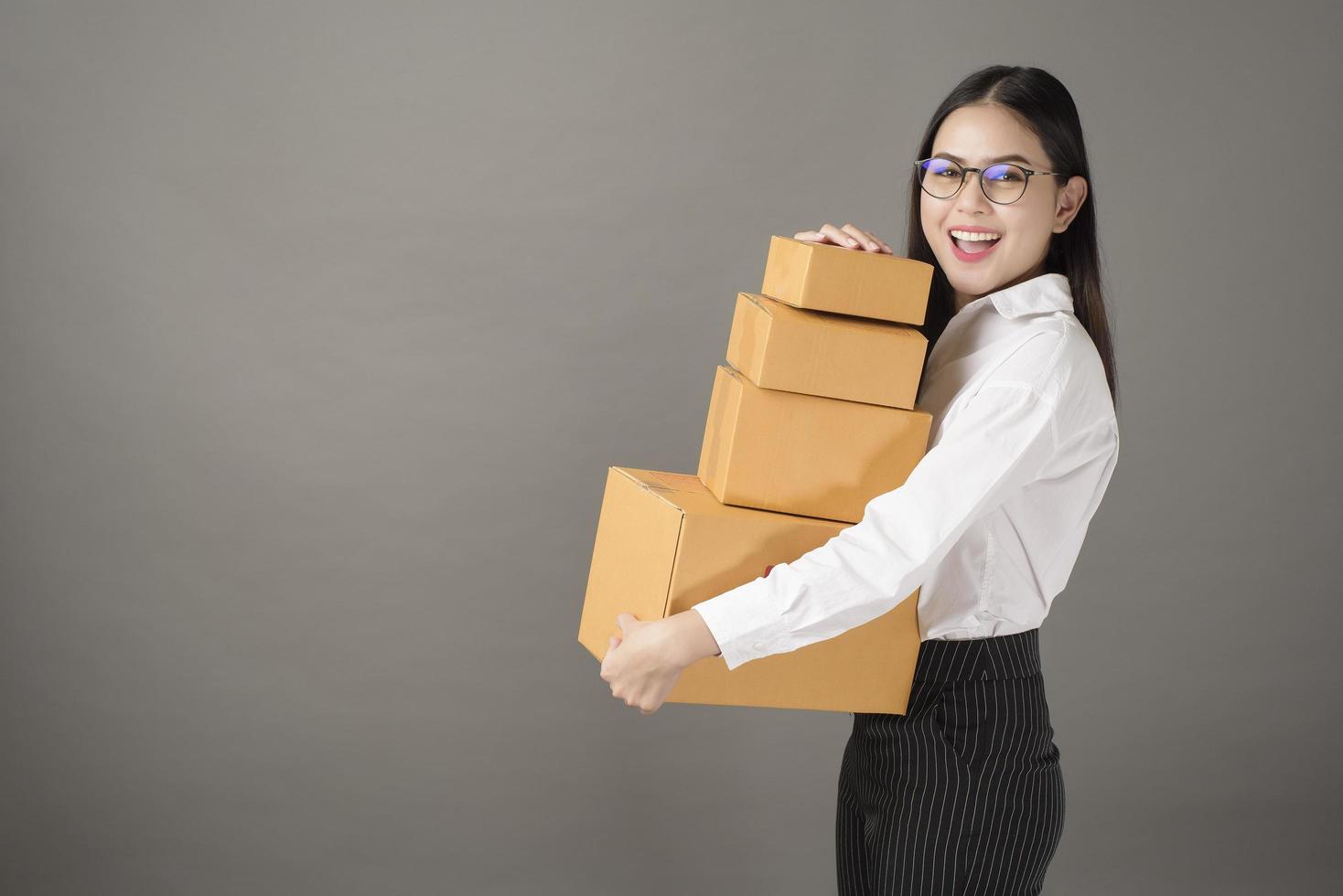 schöne Glücksfrau mit Boxportrait im Studio foto