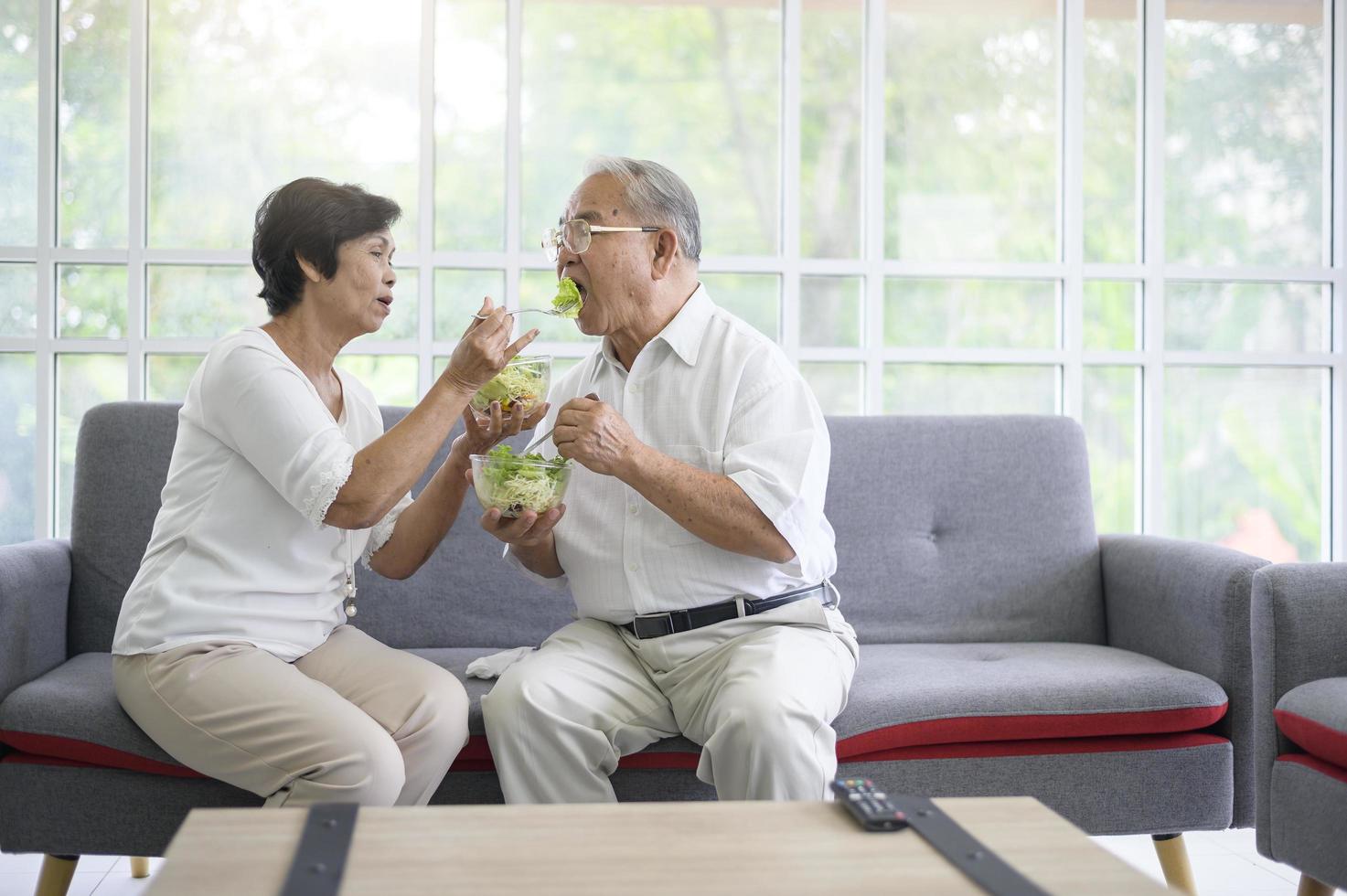 Ein älteres Ehepaar isst gesundes Essen, Gesundheitskonzept der Großeltern. foto