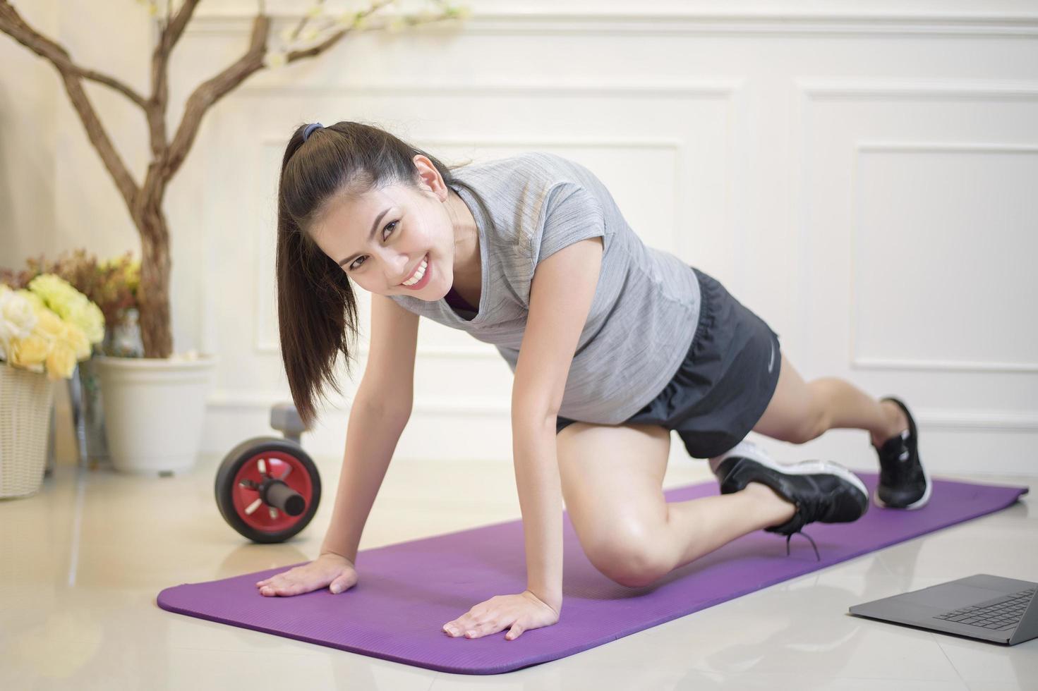 Fitness-Frauenübung zu Hause foto