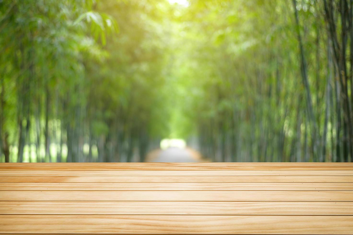 Holztischbeschaffenheit auf grünem Naturhintergrund foto