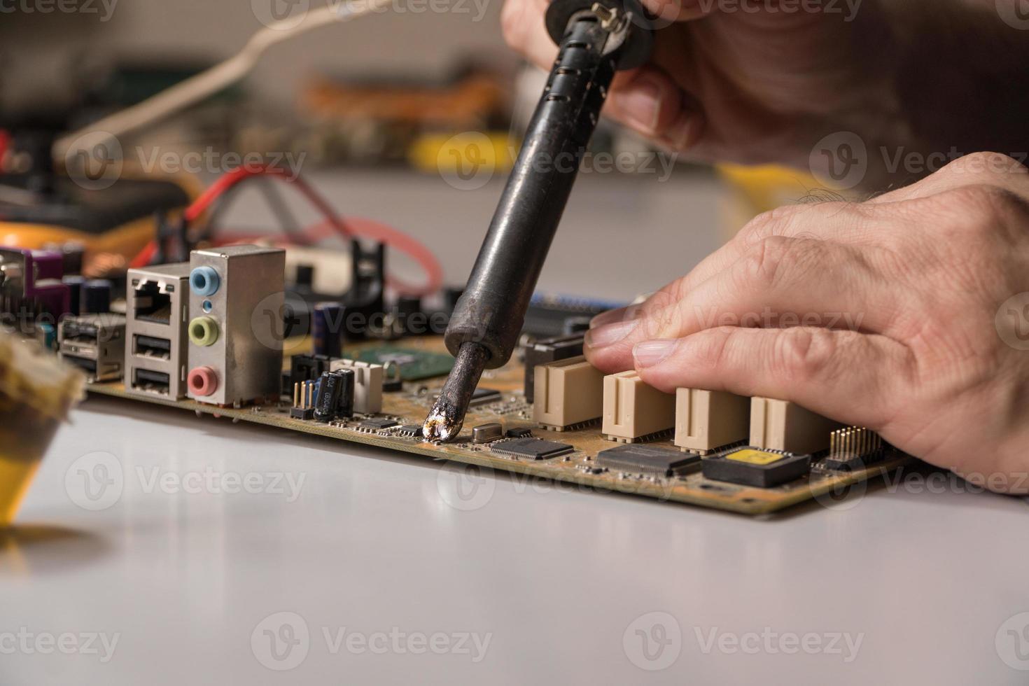 Techniker elektronisches Löten und Reparieren von Computerchips foto