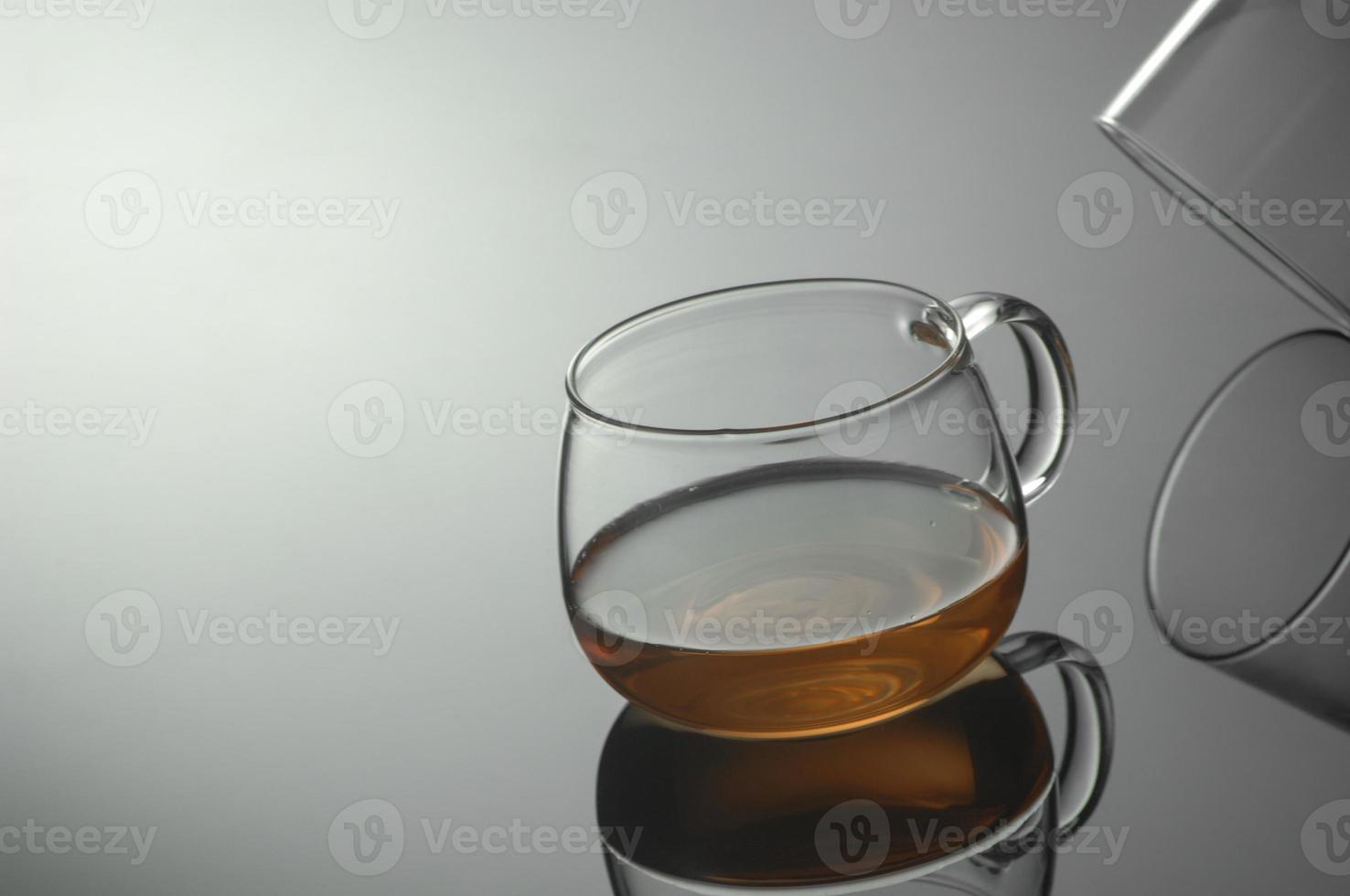 Teetasse aus transparentem Glas mit Reflektion foto