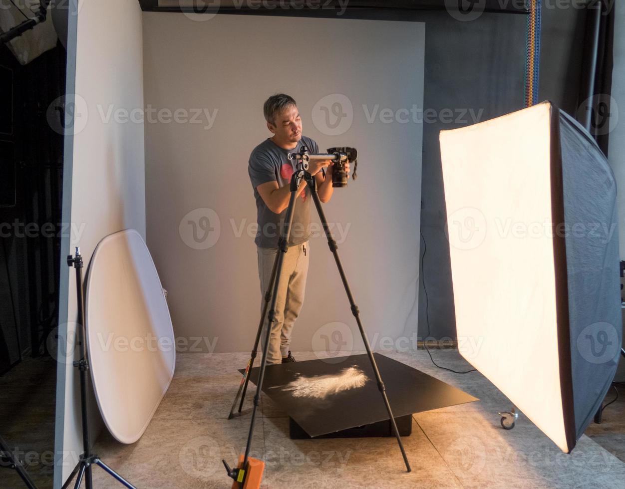 junger Fotograf bereit zu schießen. unbeabsichtigtes Fotografieren foto