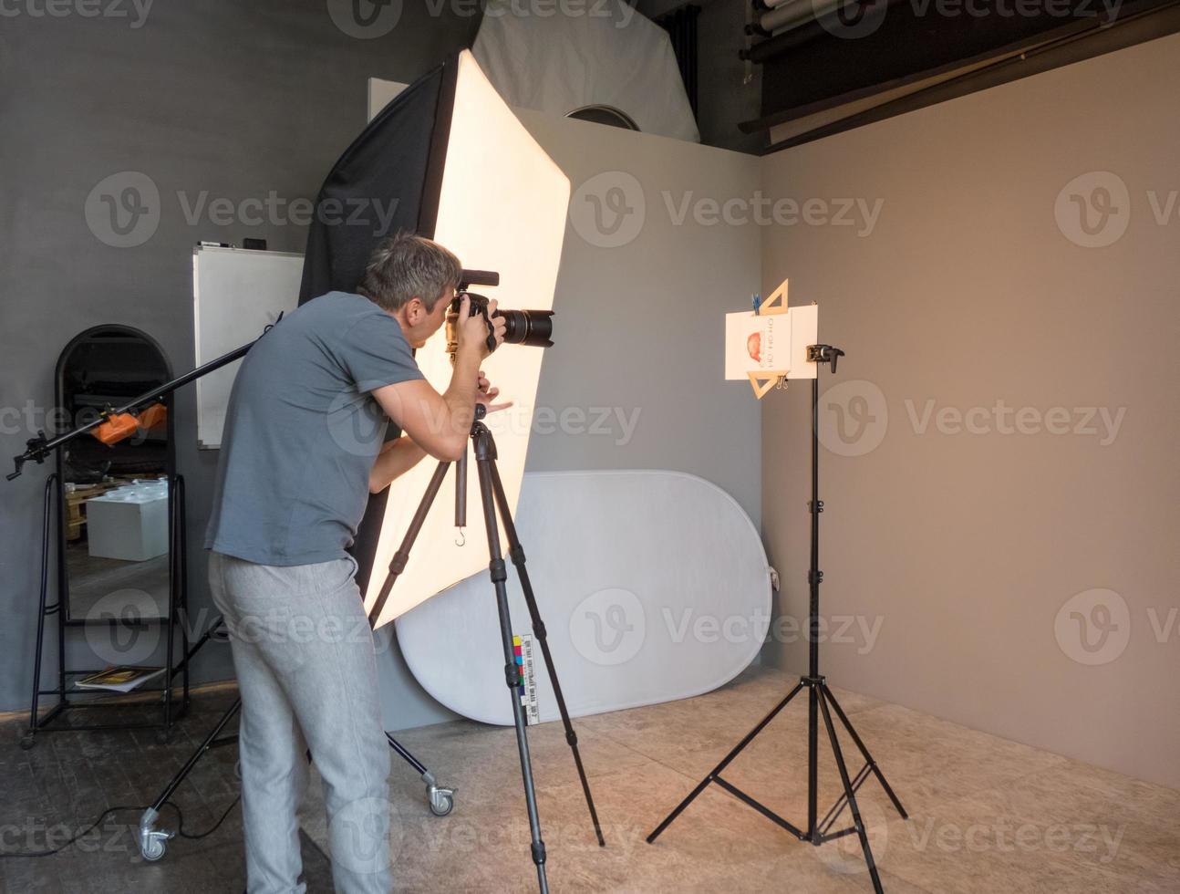 Arbeitsweise in einem modernen Studio. unbeabsichtigtes Fotografieren foto