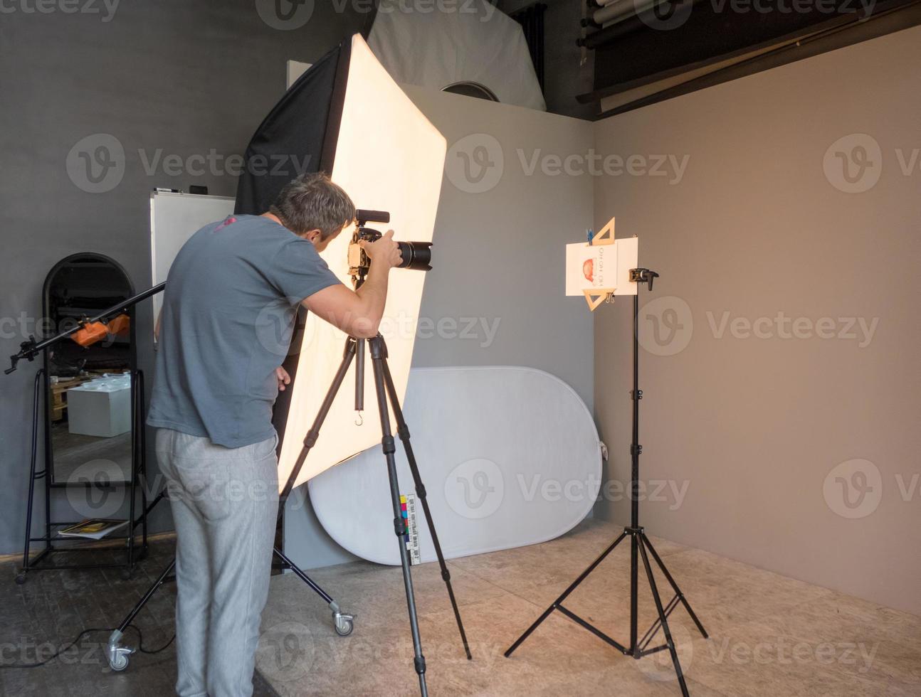 den Arbeitsprozess des Fotografen im Hintergrund der Lightbox. unbeabsichtigtes Fotografieren foto